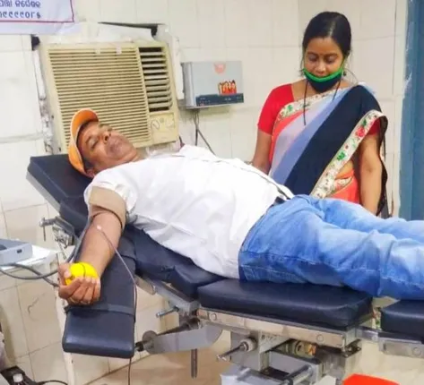 ଶିକ୍ଷକଙ୍କ ବଦାନ୍ୟତା: ସ୍ବେଚ୍ଛାକୃତ ଭାବେ ରକ୍ତଦାନ କରି ସିକିଲସେଲ୍ ଆକ୍ରାନ୍ତ ଝିଅର ଜୀବନ ବଂଚାଇଲେ