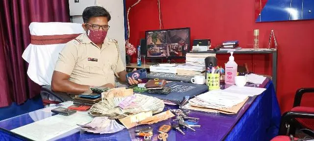 ନୂଆ ଟେକନିକରେ ଜୁଆଆଡ୍ଡା ପରିଚାଳନା: କୋଭିଡ୍ ମାର୍ଗଦର୍ଶିକାକୁ ଅବମାନନା କରୁଥିବା ଜୁଆଡ଼ିଙ୍କୁ କୋର୍ଟ ଚାଲାଣ