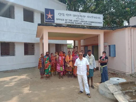 ରାସ୍ତା କାମ ଶ୍ରମିକଙ୍କୁ ଠିକାଦାର ମଜୁରୀ ଦେଇ ନଥିବା ଅଭିଯୋଗ