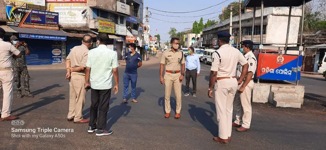 କଳାହାଣ୍ଡିରେ ନାଇଟ କର୍ଫ୍ୟୁ ସହ ଦୁଇଦିନିଆ ସପ୍ତାହାନ୍ତ ସଟ୍‌ଡାଉନ, ଭବାନୀପାଟଣା ସହରରେ ସ୍ଥିତି ପରଖିଲେ କଳାହାଣ୍ଡି ଏସ୍‌ପି