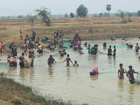 ପୋଖରୀରେ ମାଛଧରା ଓ ହାଣ୍ଡିଆ ହାଟରେ ଭିଡ଼ 