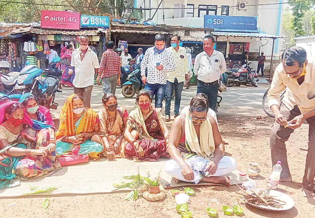 ଅଭିନବ ପ୍ରତିବାଦ: ବିଡିଓଙ୍କଠାରୁ ଭୂତ ଛଡ଼ାଇବାକୁ ପୂଜାର୍ଚ୍ଚନା