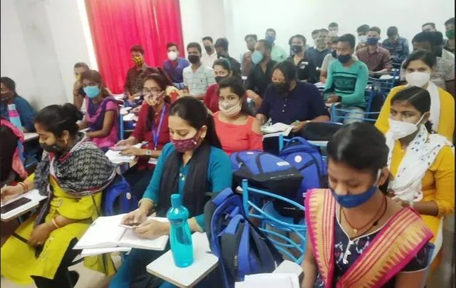 କରୋନା କଟକଣାକୁ ବେଖାତିର କରି ସିଲ୍‌ ହେଲା କଟକର ମହିନ୍ଦ୍ରା କୋଚିଂ ସେଣ୍ଟର୍‌