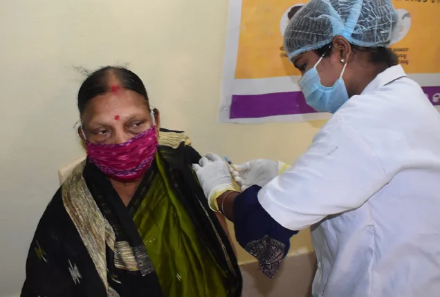 ଟିକାଦାନ କେନ୍ଦ୍ରରେ ବ୍ୟାପକ ଅବ୍ୟବସ୍ଥା: ଟିକାକରଣ ୩୦ଲକ୍ଷ ଟପିଲା