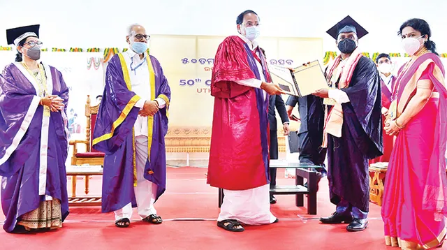 ଉତ୍କଳ ବିଶ୍ବବିଦ୍ୟାଳୟର ୫୦ତମ ସମାବର୍ତ୍ତନ ଉତ୍ସବ : କରୋନା କଟକଣା ପ୍ରହସନ