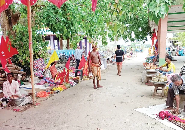 ଅଜଣା ଗଛ ମୂଳେ ମାଇପି ମେଳା