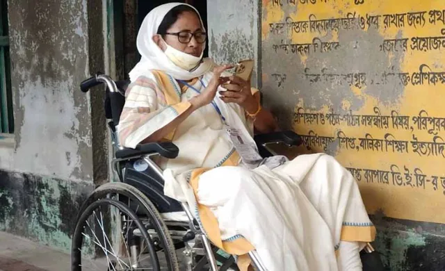 ନନ୍ଦୀଗ୍ରାମରେ ବିଜେପି-ଟିଏମ୍‌ସି ସଂଘର୍ଷ : ବୁଥ୍‌ ଭିତରେ ଫସିଲେ ମମତା