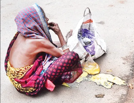 ଭୋକ ଓ ଦାରିଦ୍ର୍ୟର କରୁଣ ଦୃଶ୍ୟ: ତଳୁ ଗୋଟାଇ ଖାଇଲେ ବୃଦ୍ଧା