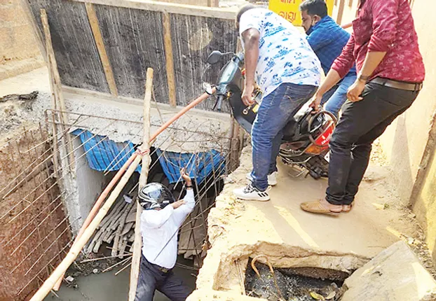 ନିର୍ମାଣାଧୀନ ଡ୍ରେନ୍‌ରେ ଗଳିପଡ଼ିଲେ ବାଇକ୍ ଆରୋହୀ