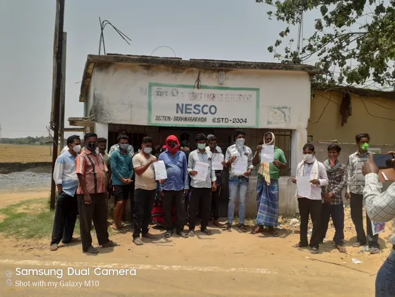 ବିଦ୍ୟୁତ୍‌ କାର୍ଯ୍ୟାଳୟରେ ଧାରଣା ଦେଲେ ଗ୍ରାମବାସୀ, ବିନା ସଂଯୋଗରେ ଆସୁଛି ବିଲ୍‌