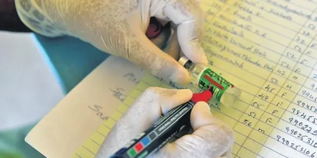 ଗୋଟିଏ ଆ‌ଖିର ଦୃଷ୍ଟି ଶକ୍ତି ହରାଇଲେ ୫୦ ବର୍ଷୀୟ ବ୍ୟକ୍ତି, କରୋନା ଟିକାକୁ ଦାୟୀ କଲେ ପରିବାର ଲୋକ