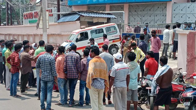 କୋଭିଡ୍ ହସ୍ପିଟାଲ୍‌ରେ ଚିକିତ୍ସା ଅବହେଳା ଅଭିଯୋଗ: ବୁର୍ଲା ଭିମ୍‌ସାର୍‌ କୋଭିଡ୍ ହସ୍ପିଟାଲ୍‌ ସମ୍ମୁଖରେ ତୀବ୍ର ଉତ୍ତେଜନା