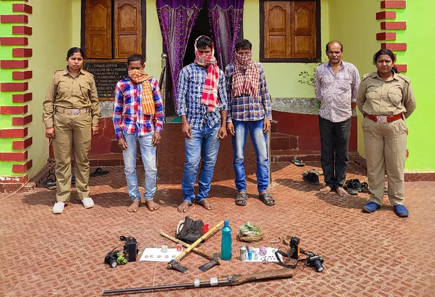 ଖଳାଶୁଣୀ ଜଙ୍ଗଲରୁ ୩ ଶିକାରୀ ଗିରଫ, ଦେଶୀ ବନ୍ଧୁକ ଓ ଗୁଳି ଜବତ