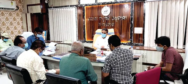 ଭଞ୍ଜନଗର ଉପଖଣ୍ଡ ୬ବ୍ଲକ୍‌ରେ ଜିଲ୍ଲାପାଳଙ୍କ ସମୀକ୍ଷା: କୋଭିଡ୍ କଟକଣା କଡ଼ାକଡ଼ି ଉପରେ ଗୁରୁତ୍ବ