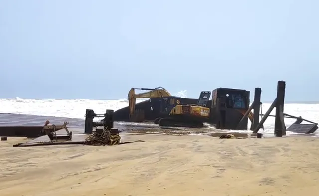 ବ୍ରହ୍ମଗିରି: ଜାହାଜ କଣ୍ଟେନର୍‌ ପାଇଁ ଧସୁଛି ବାଲିବନ୍ଧ