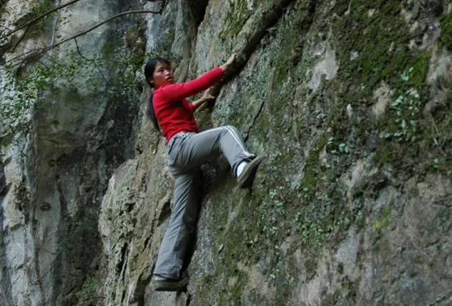 ବୁଢ଼ିଆଣୀ ମହିଳା! ସୁରକ୍ଷା କବଚ ବିନା ପାହାଡ଼ କାନ୍ଥ ଚଢ଼ିବାରେ ପାରଙ୍ଗମ