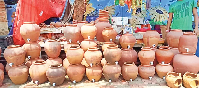 ମନ କିଣୁଛି ମାଟି ସୁରେଇ