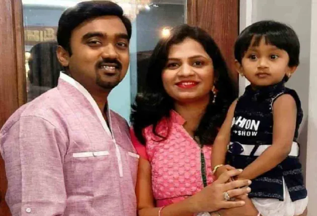 ୪ ବର୍ଷୀୟା ବାଳିକା ବାଲକୋନିରେ କାନ୍ଦୁଥିବା ଦେଖିବା ପରେ ଆମେରିକାରେ ଆପାର୍ଟମେଣ୍ଟ ଭିତରୁ ମିଳିଲା ଭାରତୀୟ ଦମ୍ପତିଙ୍କ ମୃତହେଦ