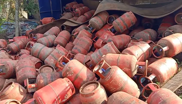 ଭୁବନେଶ୍ୱରରୁ କଟକ ଯିବା ବାଟରେ ଓଲଟିଲା ଏଚପି ଗ୍ୟାସ୍ ସିଲିଣ୍ଡର ବୋଝେଇ ଟ୍ରକ୍