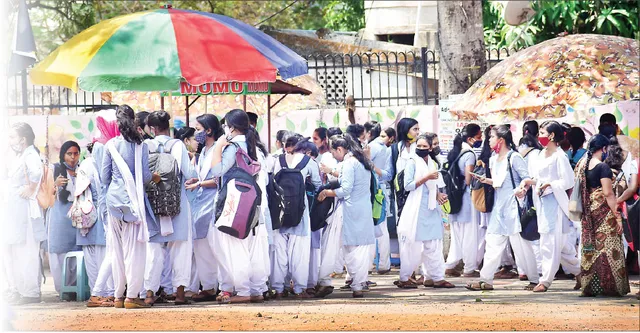 କରୋନା ବାଣ୍ଟିଦେବେ ଅମାନିଆ ଛାତ୍ରଛାତ୍ରୀ! ରମାଦେବୀରେ ୧୫୦ ଛାତ୍ରୀଙ୍କ କୋଭିଡ୍‌ ପରୀକ୍ଷା