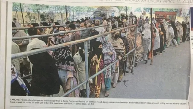 ପାକିସ୍ତାନରେ ଚିନି ସଙ୍କଟ: ଚିନି କିଣିବାକୁ ଲମ୍ବା ଲାଇନ ଲଗାଉଛନ୍ତି ଲୋକ