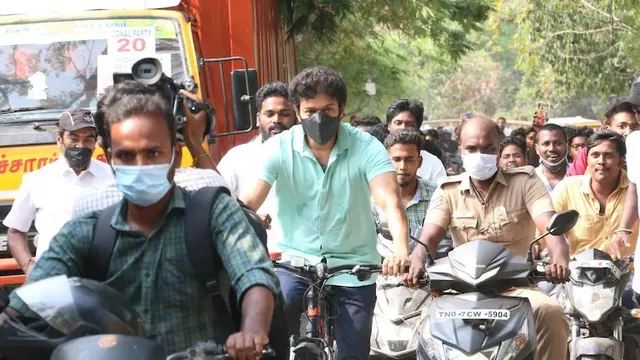 ସାଇକେଲ ଚଳାଇ ମତଦାନ କରିବାକୁ ପହଞ୍ଚିଲେ ସାଉଥ ସୁପରଷ୍ଟାର ବିଜୟ, ଭାଇରାଲ ହେଲା ଭିଡିଓ