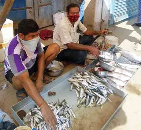 ମୃଣ୍ମୟୀ ମୂର୍ତ୍ତି ଶିଳ୍ପୀଙ୍କ ଉପରେ କରୋନା ମାଡ଼; ମାଟିକୁ ଜୀବନ୍ତ କରୁଥିବା ଯାଦୁକରୀ ହାତ ଏବେ ମାଛ କାଟୁଛି