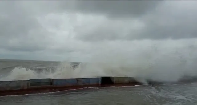 ଭୟଙ୍କର ରୂପ ନେଲା ‘ୟାସ୍‌’, ଧାମରା ସମେତ ୮ ପଞ୍ଚାୟତରେ ପଶିଲା ସମୁଦ୍ର ପାଣି