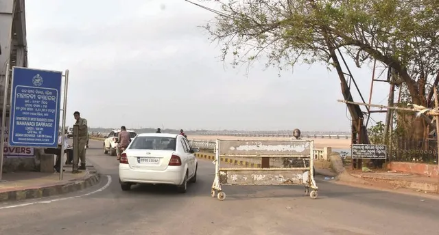 ଅବାଧରେ ବୁଲୁଛନ୍ତି ଅମାନିଆ; ସହର ଜଗୁଛନ୍ତି ୧୭ ପ୍ଲାଟୁନ ପୁଲିସ, ପଇଁତରା ମାରୁଛି ୪୦ ପିସିଆର