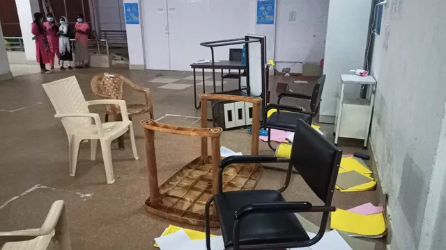 ନବରଂଗପୁର: କୋଭିଡ ମୃତ୍ୟୁକୁ ନେଇ କୋଭିଡ ହସପିଟାଲରେ ପଶି ମୃତ ସମ୍ପର୍କୀୟଙ୍କ ଭଙ୍ଗାରୁଜା।