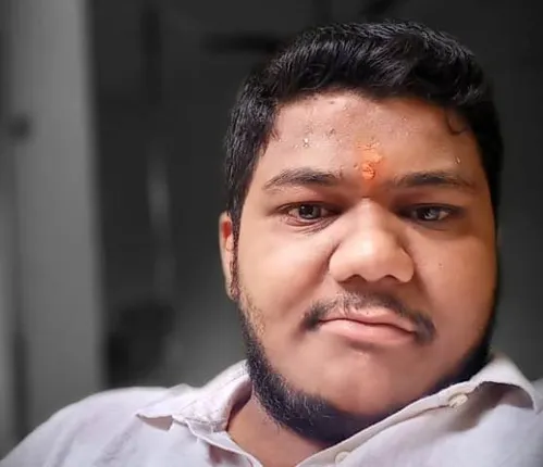 ଯୁବ ବ୍ୟବସାୟୀଙ୍କ ମହାନତା: ବୁର୍ଲା ଭିମ୍‌ସାରକୁ ଚିକିତ୍ସା ପାଇଁ ଆସିଥିବା ସୁନ୍ଦରଗଡ଼ର ଏକ ବୃଦ୍ଧ ଦମ୍ପତିକୁ ନିଜ କାର୍‌ରେ ନେଇ ଗାଁ’ରେ ଛାଡିଲେ