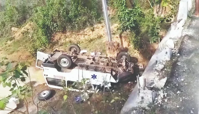 ପୋଲ ତଳକୁ ଖସିଲା ଆମ୍ବୁଲାନ୍ସ, କରୋନା ରୋଗୀ ଗୁରୁତର