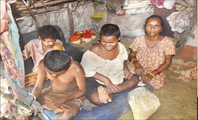 କାନ୍ଧରେ ଦିବ୍ୟାଙ୍ଗ ସ୍ବାମୀ, ପୁଅ ଓ ଝିଅର ବୋଝ; ଦାଉ ସାଧୁଛି ମଧୁମେହ