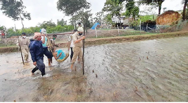 ବୃଦ୍ଧାଙ୍କୁ ବୋହି ଆଶ୍ରୟସ୍ଥଳ ଆଣିଲେ ଆଇଆଇସି