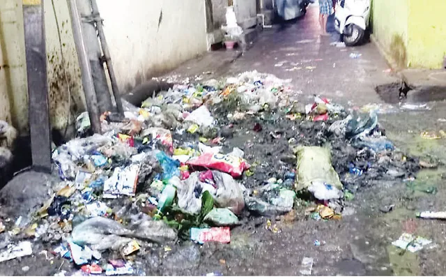 ଆବର୍ଜନାରେ ଅବରୋଧ ପରକରଣସାହି ରାସ୍ତା