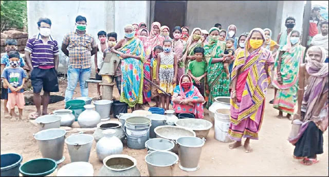 ଗାଁ ଦାଣ୍ଡରେ ମହିଳା ମେଳି: ପାଣି ପାଇଁ ହାହାକାର, ଶୁଣିବାକୁ କେହି ନାହିଁ