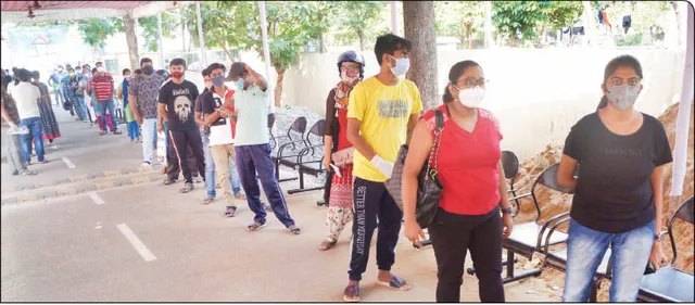 ଟିକା କେନ୍ଦ୍ରରେ ଅସମ୍ଭାଳ ଭିଡ଼, କଟକଣା ମାନୁନାହାନ୍ତି ଲୋକ