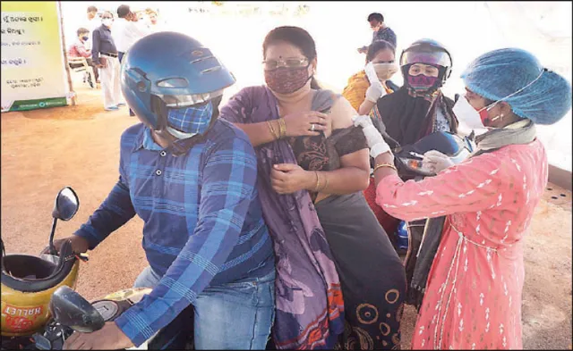 ଡ୍ରାଇଭ୍‌ ଇନ୍ ଟିକାରେ ଅବ୍ୟବସ୍ଥା, ଘଣ୍ଟା ଘଣ୍ଟା ଧରି ବାହାରେ ଅପେକ୍ଷା କରୁଛନ୍ତି ଲୋକ