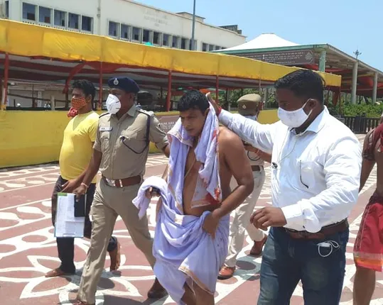 ଶ୍ରୀମନ୍ଦିର ଆନନ୍ଦ ବଜାରରେ ମୁହାଁମୁହିଁ ହେଲେ ଦୁଇ ସେବାୟତ