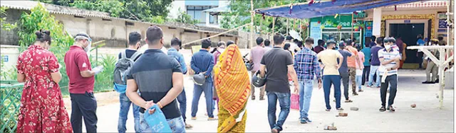 ଟିକା ନେବାକୁ ବରିଷ୍ଠ ନାଗରିକ ଆସୁନାହାନ୍ତି, ଗୋଟିଏ ଗାଡ଼ିରେ ଏକାଧିକ ଆସିବାକୁ ଅମଙ୍ଗ