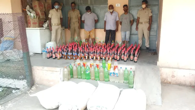 ଅବକାରୀ ଚଢ଼ଉ: ୧୨ ପେଟି ମଦ ଜବତ, ତିନି ଗିରଫ