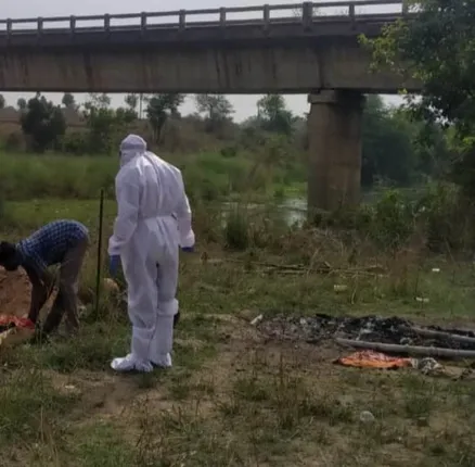 କରୋନାର କାରୁଣ୍ୟ ଚିତ୍ର: ପୋତା ଶବକୁ ଖୋଳି ପୁଣି ପୋଡିଲେ 