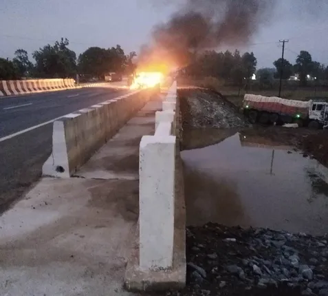 ଦୁର୍ଘଟଣା ପରେ ଟ୍ରକରେ ଲାଗିଲା ନିଆଁ, ଚାଳକ ମୃତ