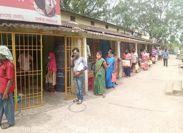 ପିଡିଏସ୍ ସାମଗ୍ରୀ ନେବାକୁ ହନ୍ତସନ୍ତ ଖାଉଟି