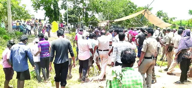 ଦୋବଲ ପଞ୍ଚାୟତ ଗୃହ ନିର୍ମାଣକୁ ନେଇ କେଁ: ବିରୋଧ ପରେ ଫେରିଗଲେ ବିଡିଓ, ଚିହ୍ନଟ ଫିତାକୁ ଛିଣ୍ଡାଇଦେଲେ ଗ୍ରାମବାସୀ