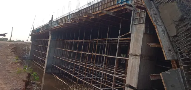 ନିର୍ମାଣାଧୀନ ପୋଲ ଭୁଶୁଡ଼ିଲା, ବର୍ତ୍ତିଲେ ଶ୍ରମିକ