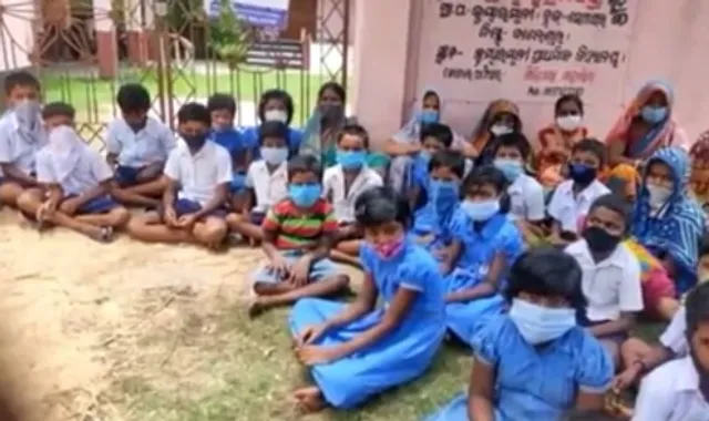 ସ୍କୁଲ ଗେଟରେ ତାଲା ପକାଇଲେ ଛାତ୍ରଛାତ୍ରୀ