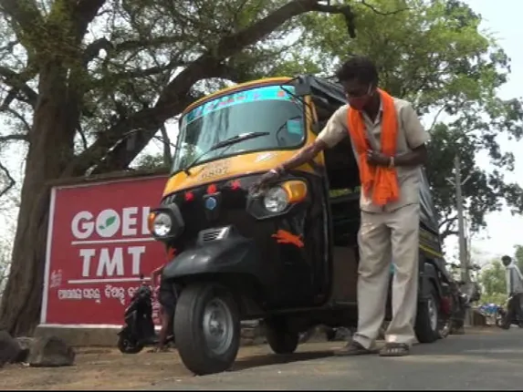 ଅଟୋ ରିକ୍ସାରେ ମାଗଣାରେ ଆମ୍ବୁଲାନ୍ସ ସେବା ଯୋଗାଉଥିବା କୁମର ତାଣ୍ଡିଙ୍କୁ ମୁଖ୍ୟମନ୍ତ୍ରୀ କଲେ ପ୍ରଶଂସା