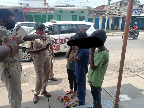 ରାଉରକେଲାରେ ରାସ୍ତାରେ ଶିଶୁଙ୍କୁ କାନଧରି ଉଠ୍‌ବସ୍‌ କଲେ ପୁଲିସ