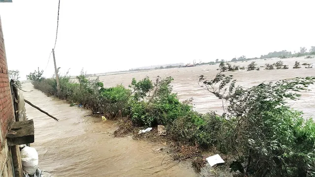 ଭଦ୍ରକ ଜିଲ୍ଲାରେ ଖଣ୍ଡପ୍ରଳୟ, ଧାମରାରେ ରାସ୍ତା ଉପରକୁ ମାଡ଼ି ଆସିଲା ଜୁଆର